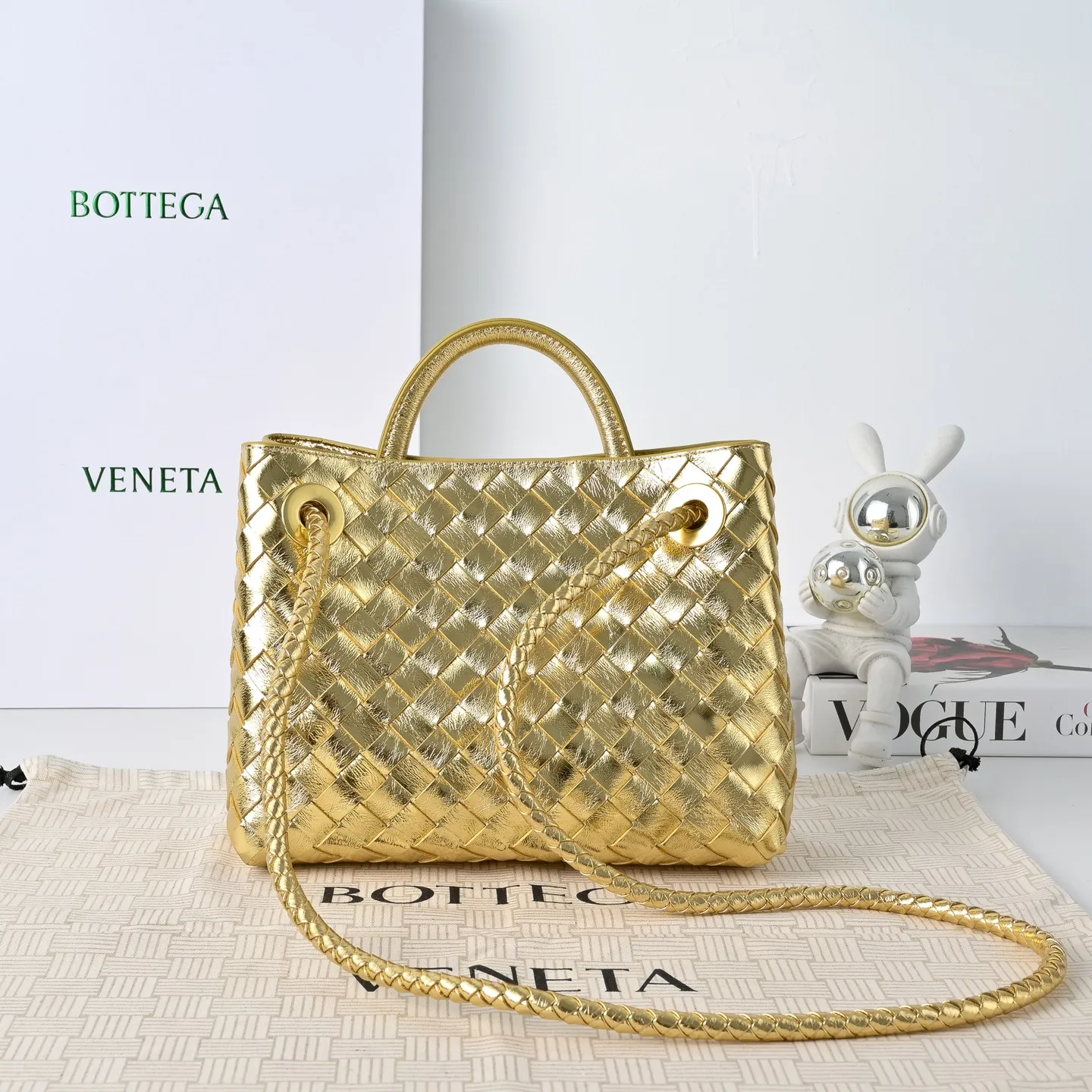 The 2023 new Andiamo batch of 1860 BV has been shipped‼ ️Really popular🔥The new Andiamo woven handbag launched by Bottega Veneta this season is really popular all over the world! ! Celebrities at home and abroad have worn it, and Oscar-winning actress Michelle Yeoh has taken it out on the street. Song Jia, Trai Yara, Yu Feihong, Sanji Ayaka, Rosie Hunting-Whiteley, Yoshioka Riho, etc. have all picked up this bag. It is classic and versatile, showing off its temperament, and the bag capacity is also large, which is very convenient for daily commuting! ! A variety of carrying methods, the shoulder straps can be adjusted by yourself, the original lambskin feels soft and delicate, and the unisex style breaks the gender boundaries and brings a more practical and longer-lasting use experience. Andiamo, which has both elegant and casual styles, perfectly interprets the true appearance of "fashionable old money style". Style number: 7463 Size: 25*22*10.5cm